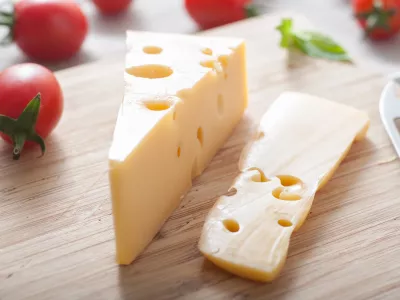 ﻿Cheddar Cheese, sir z luknjami