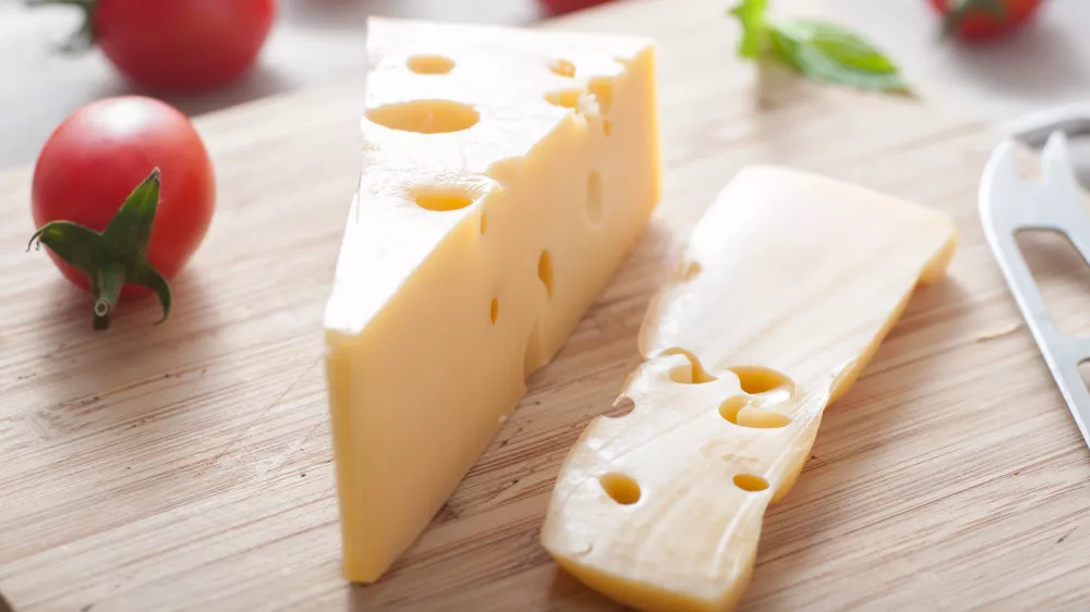 ﻿Cheddar Cheese, sir z luknjami