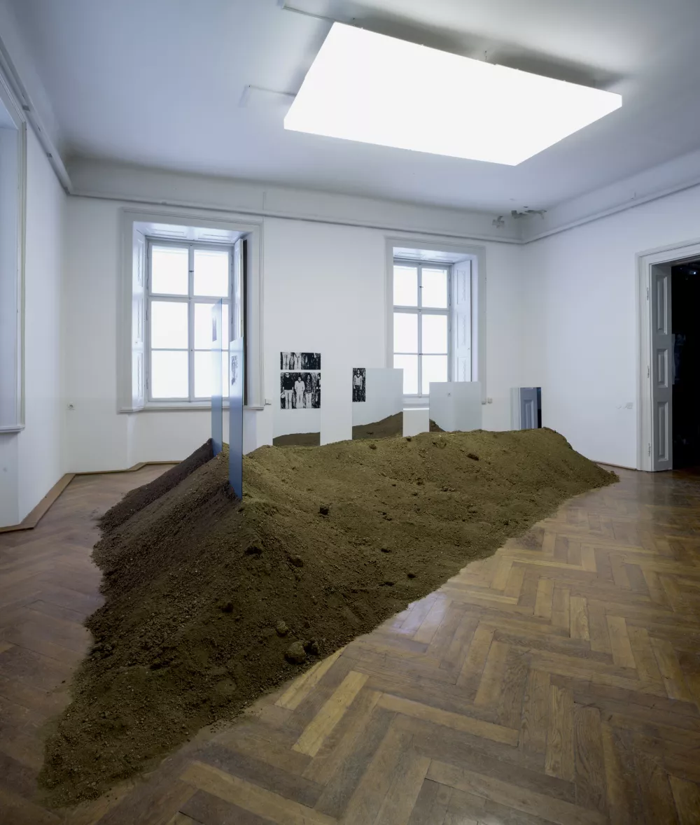 Projekt Ištvana Išta Huzjana na 31. mednarodnem grafičnem bienalu v MGLC v Ljubljana, za katerega je prejel veliko nagrado bienala. F Jaka Babnik