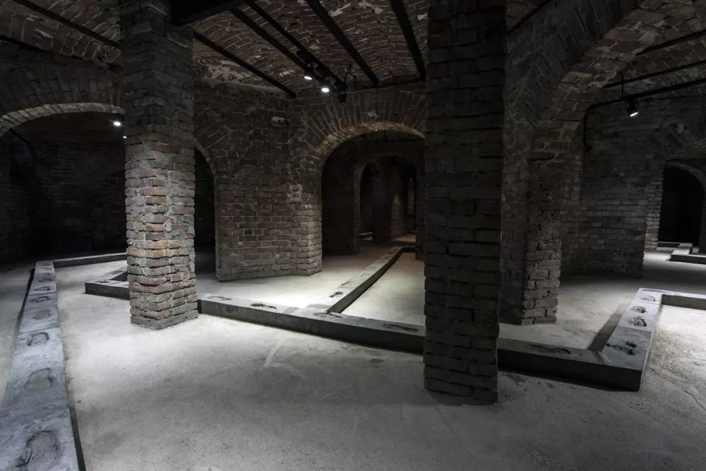 Projekt Ištvana Išta Huzjana v sklopu razstave Subterranean Walks v galeriji Eastwards Prospectus v Romuniji, v betonskih odlitkih na tleh pa so umetnikove stopinje. F osebni arhiv umetnika