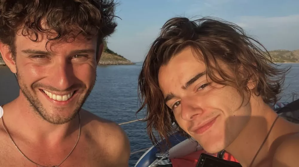 Bošnjak, desno in njegov španski prijatelj oziroma partner. 