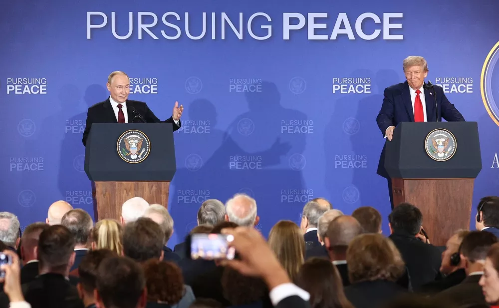 HANDOUT - 15 August 2025, US, Alaska: US President Donald Trump (R) and Russian President Vladimir Putin attend a press conference at Joint Base Elmendorf-Richardson following their meeting in Alaska. Photo: -/Kremlin/dpa - ATTENTION: editorial use only and only if the credit mentioned above is referenced in full