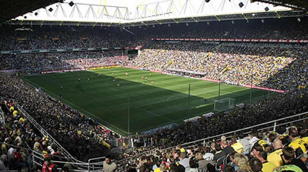 83.000 Zuschauer sehen am 17.04.2004 im ausverkauften Dortmunder Westfalenstadion das Fußball-Bundesligaspiel der 29. Runde zwischen Borussia Dortmund und dem Titelverteidiger FC Bayern München (2:0).