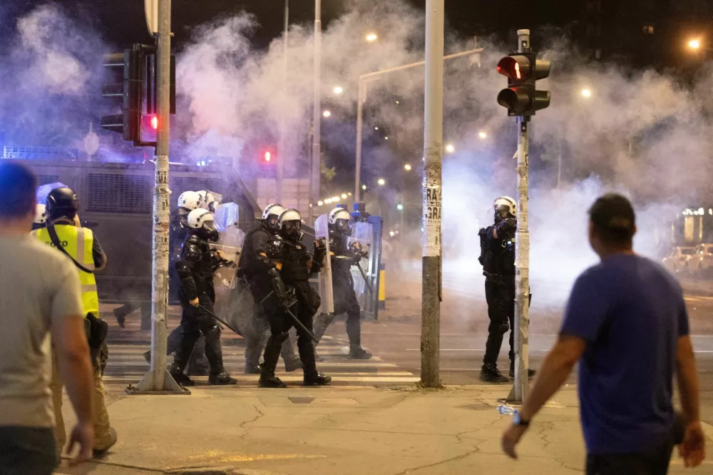 Police officers stand guard during anti-government demonstrations in Belgrade, Serbia, August 16, 2025. REUTERS/Djordje Kojadinovic