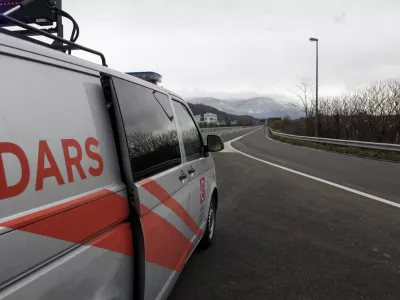 ﻿- Vipavska hitra cesta - delavci DARS - izločanje - 05.02.2015 - Mednarodni mejni prehod Vrtojba - zaradi predvidenega obilnega sneženja in burje prepoved vožnje za priklopnike in polpriklopnike pri vstopu v Slovenijo - ///FOTO: Luka Cjuha