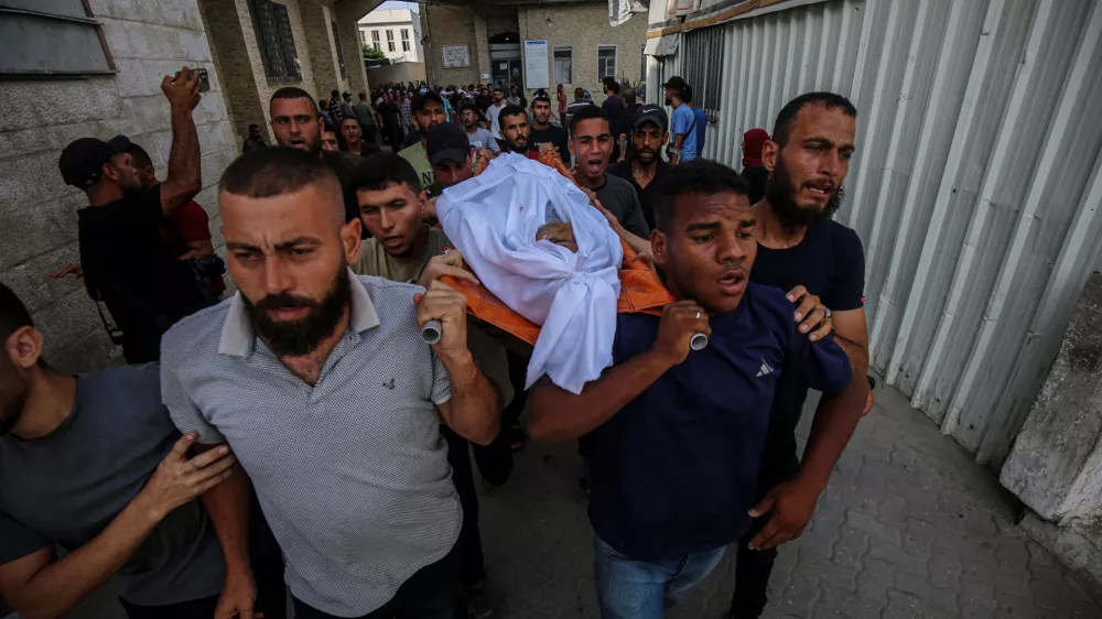 17 August 2025, Palestinian Territories, Gaza: People carry bodies of Palestinians, who were killed in an Israeli strike on Gaza City, according to medics, at Ahli Arab Hospital. Photo: Omar Ashtawy/APA Images via ZUMA Press Wire/dpa