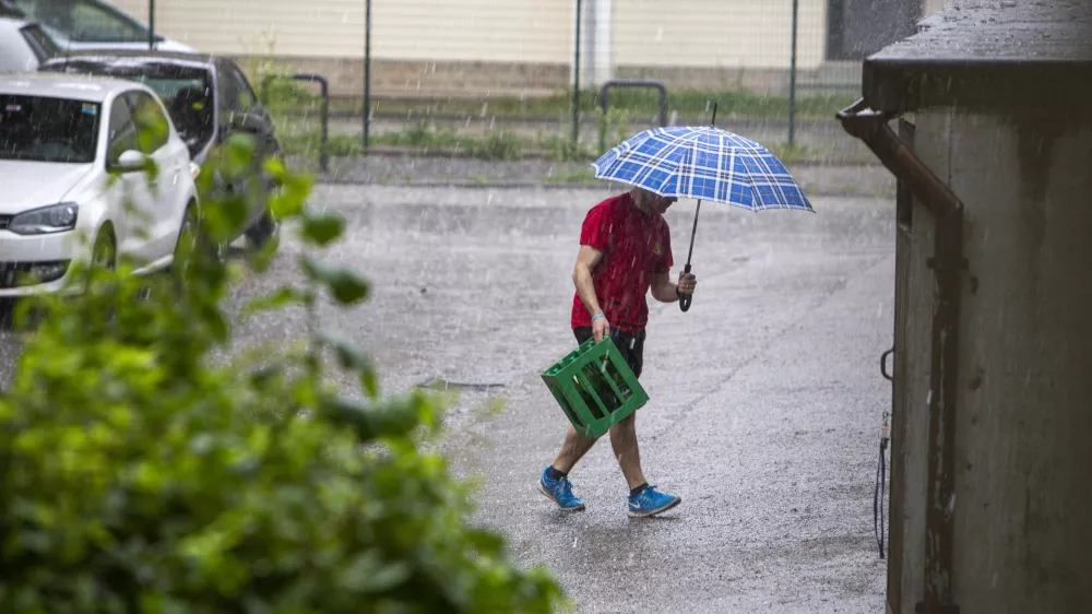 ﻿- simbolična fotografija - toča, poletna vročinska nevihta z nalivi in točo, vreme- 11.6.2019 - Ljubljana, Vič