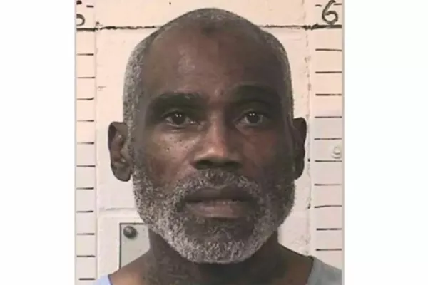 David Brinson, ki v zaporu prestaja štiri dosmrtne kazni, naj bi med obiskom zadavil ženo. 