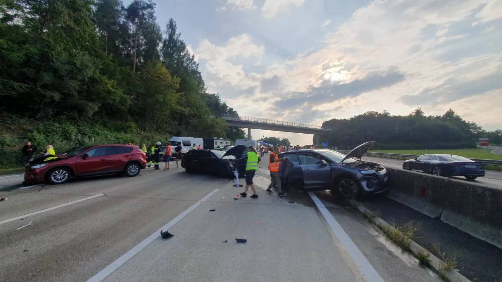  Verižno trčenje, prometna nesreča, avstrijska avtocesta, avtocesta, trčenje vozil Verižno trčenje 33 vozil pri Gradcu zaradi razlitja dizla iz cisterne, 18. 8. 2025Foto: Prostovoljni gasilci Ludensdorf