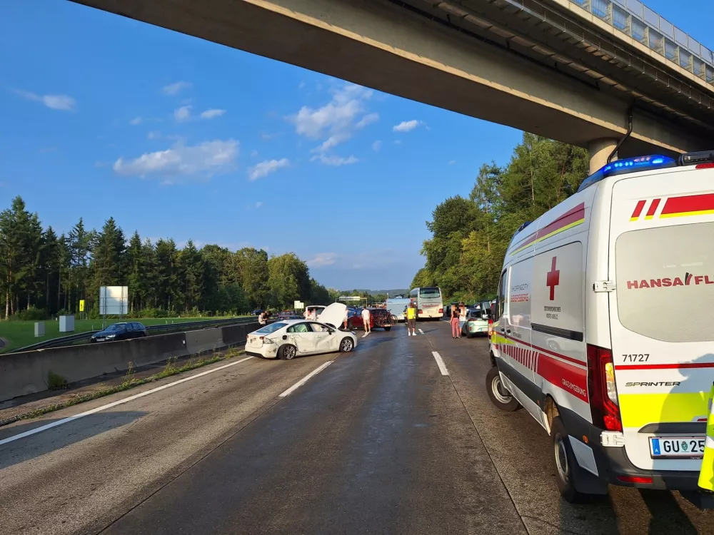  Verižno trčenje, prometna nesreča, avstrijska avtocesta, avtocesta, trčenje vozil Verižno trčenje 33 vozil pri Gradcu zaradi razlitja dizla iz cisterne, 18. 8. 2025Foto: Prostovoljni gasilci Ludensdorf