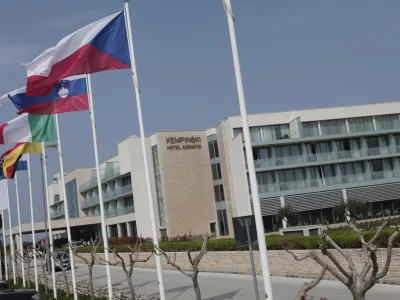 ﻿- Hrvaška 2014 - Rezidencija Skiper Suites Hotel, Savudrija, Alberi 300, Kempinski luksuzno počitniško apartmajsko naselje - slovenska zastava //FOTO: Luka Cjuha