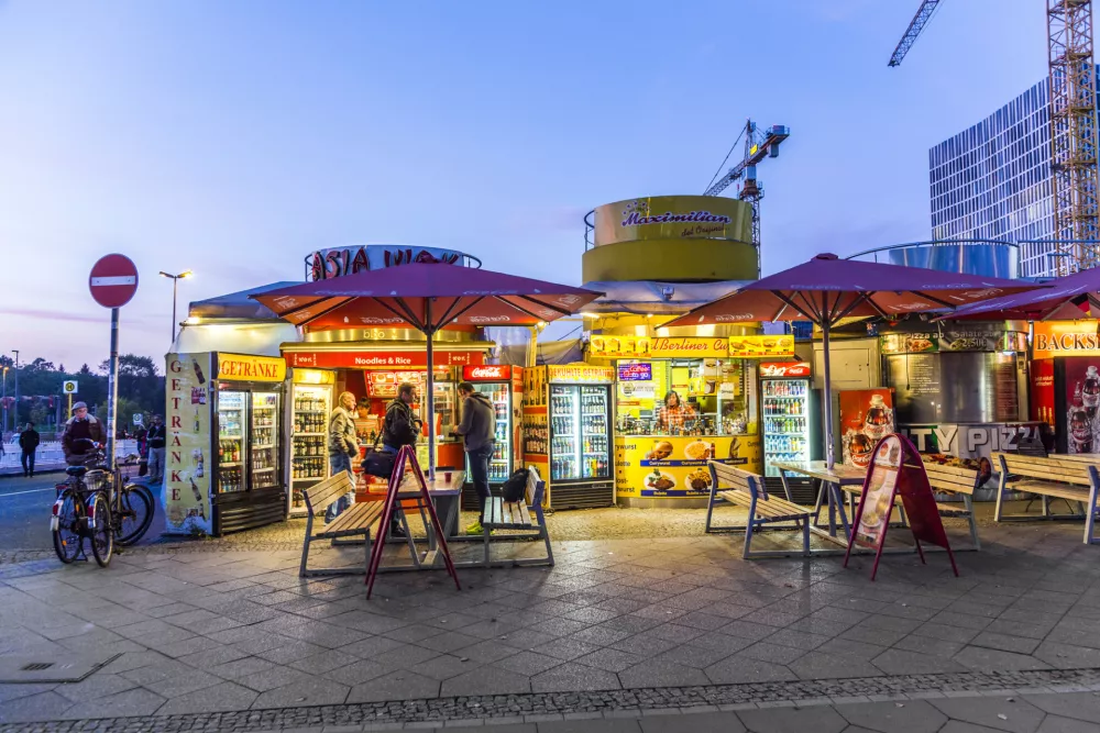 V Berlinu so takšni kioski lahko odprti v Münchnu pa ne. / Foto: Istock