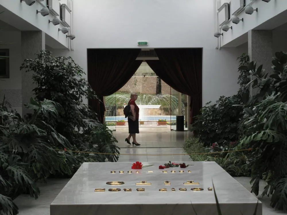 grob Josip Broz - TITO- 3.11.2013 BEOGRAD - Hi&scaron;a cvetja - mavzolej nekdanjega predsednika SFRJ Josipa Broza Tita na Dedinjah kjer so 26.10.2013 pokopali Jovanko Broz,  //FOTO: Luka Cjuha