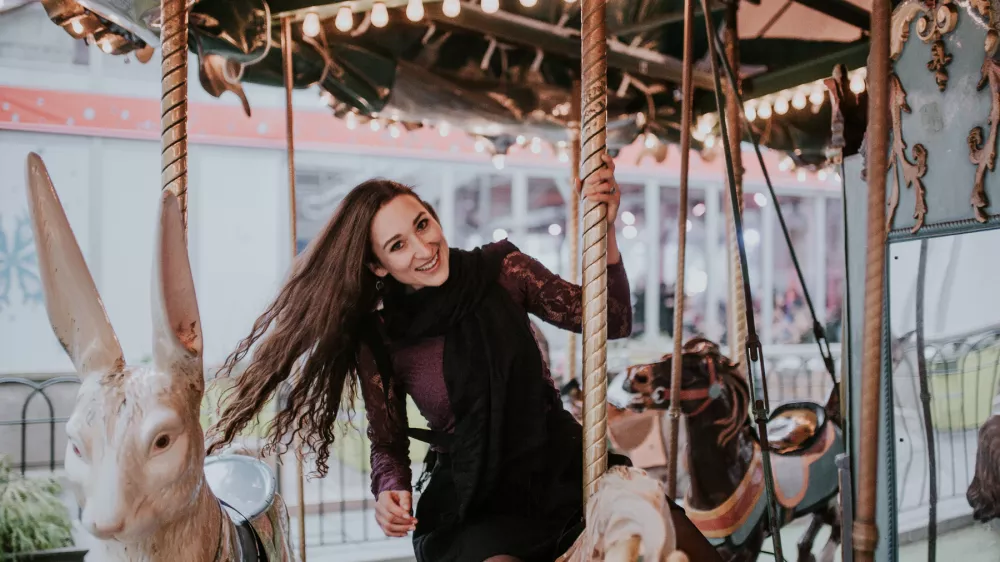 Slovenska igralka Gaja Višnar je odprtega duha, z veliko ljubeznijo do lepote, kot se kaže v umetnosti. F JS Oblikovanje