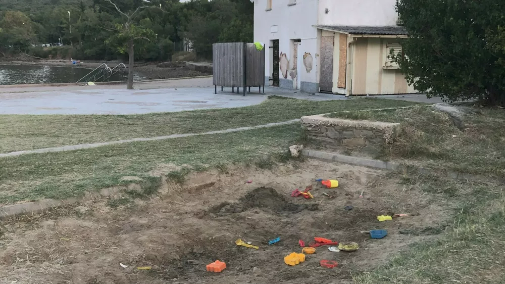 Debeli rtič, policijska plaža