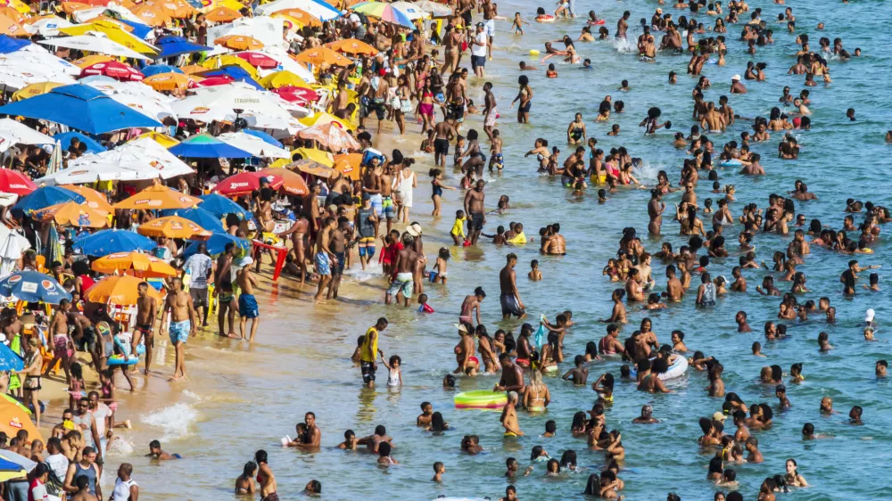 Salvador, Bahia, Brazil - January 06, 2019: Thousands of people on Boa Viagem beach in Salvador, in the Brazilian state of Bahia. / Foto: Thales Antonio