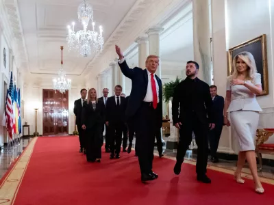President Donald Trump, center, walks in the Cross Hall with Ukrainian President Volodymyr Zelenskyy, followed by British Prime Minister Keir Starmer, French President Emmanuel Macron, German Chancellor Friedrich Merz, Italian Prime Minister Giorgia Meloni, Finnish President Alexander Stubb, NATO Secretary General Mark Rutte and European Commission President Ursula von der Leyen, at the White House, Monday, Aug. 18, 2025, in Washington. (AP Photo/Alex Brandon)