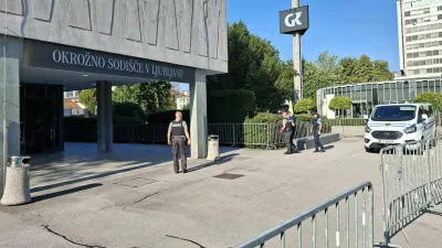 Tako so enega od obtoženih pripeljali v prostore ljubljanskega sodišča na Gospodarskem razstavišču v Ljubljani. 