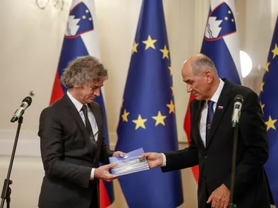 novi predsednik vlade dr. Robert Golob in dosedanji predsednik vlade Janez Janša- 01.06.2022 – Vlada RS - primopredaja poslov med dosedanjim predsednikom vlade Janezom Janšo in novim predsednikom vlade dr. Robertom Golobom //FOTO: Luka Cjuha