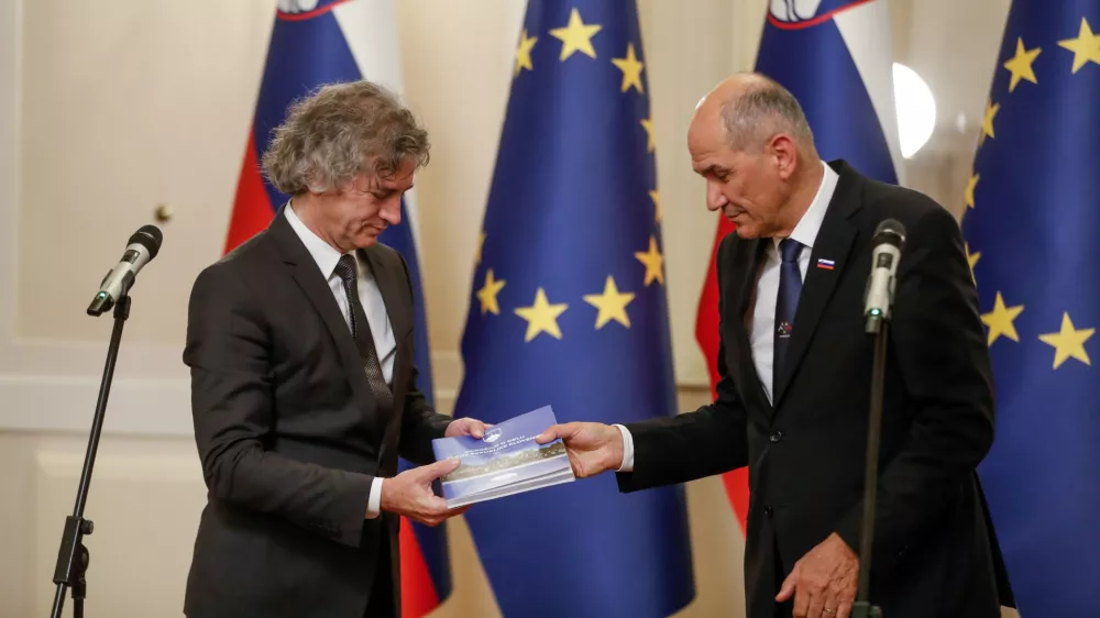 novi predsednik vlade dr. Robert Golob in dosedanji predsednik vlade Janez Janša- 01.06.2022 – Vlada RS - primopredaja poslov med dosedanjim predsednikom vlade Janezom Janšo in novim predsednikom vlade dr. Robertom Golobom //FOTO: Luka Cjuha