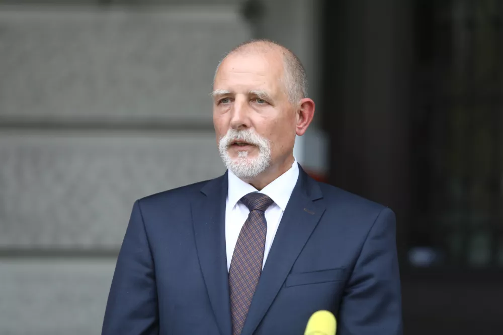 Prof. dr. Irena Mlinarič-Raščan16.04.2025 - Univerza v Ljubljani - Rektorat - 16.4.2025 - Prof. dr. Irena Mlinarič-Raščan in prof. dr. Gregor Majdič bosta podala izjavi za medije pred RektoratomFoto: Luka Cjuha