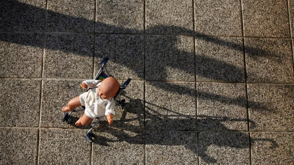 simbolična fotografija - nasilje nad otroci - pedofilija - Hiša zavetja Palčica - prehodni dom za zlorabljene otroke v predšolskem obdobju stare od 0 do 6 let, Brvace 41 - Grosuplje//FOTO: Luka CjuhaOPOMBA: ZA OBJAVO V PRILOGI - DNEVNIKOV OBJEKTIV - INTERVJU 2012