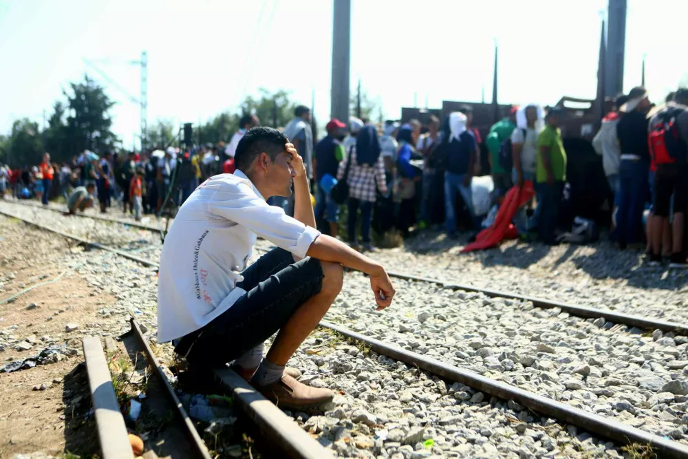 ﻿- 25.08.2015 - Grčija - Idomeni - begunci čakajo da jih spustijo na makedonsko stran pri Gevgeliji, kjer jih spuščajo po manjih skupinah.- Begunci 2015 - migracije po zahodni balkanski poti 2015 - migracijska pot beguncev iz Sirije, Afganistana in Iraka čez Balkan proti zahodni Evropi - evropska begunska kriza - migranti - //FOTO: Bojan Velikonja