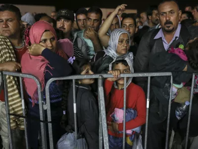 ﻿- 19.09.2015 - Slovenija - slovensko-hrvaška meja - Obrežje   - Begunci 2015 - migracije po zahodni balkanski poti - migracijska pot beguncev iz Sirije, Afganistana in Iraka čez Balkan proti zahodni Evropi - evropska begunska kriza - migranti -   ///FOTO: Jaka Gasar