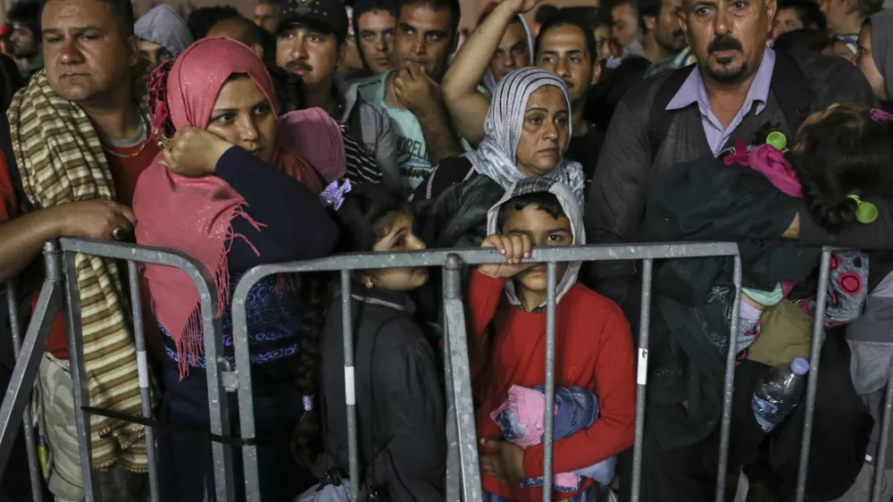 ﻿- 19.09.2015 - Slovenija - slovensko-hrvaška meja - Obrežje   - Begunci 2015 - migracije po zahodni balkanski poti - migracijska pot beguncev iz Sirije, Afganistana in Iraka čez Balkan proti zahodni Evropi - evropska begunska kriza - migranti -   ///FOTO: Jaka Gasar