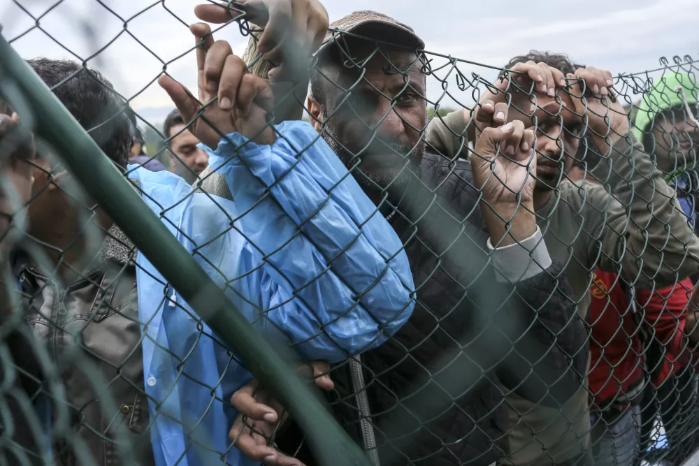 ﻿- 19.09.2015 - Slovenija - slovensko-hrvaška meja - Obrežje   - Begunci 2015 - migracije po zahodni balkanski poti - migracijska pot beguncev iz Sirije, Afganistana in Iraka čez Balkan proti zahodni Evropi - evropska begunska kriza - migranti -   ///FOTO: Jaka Gasar