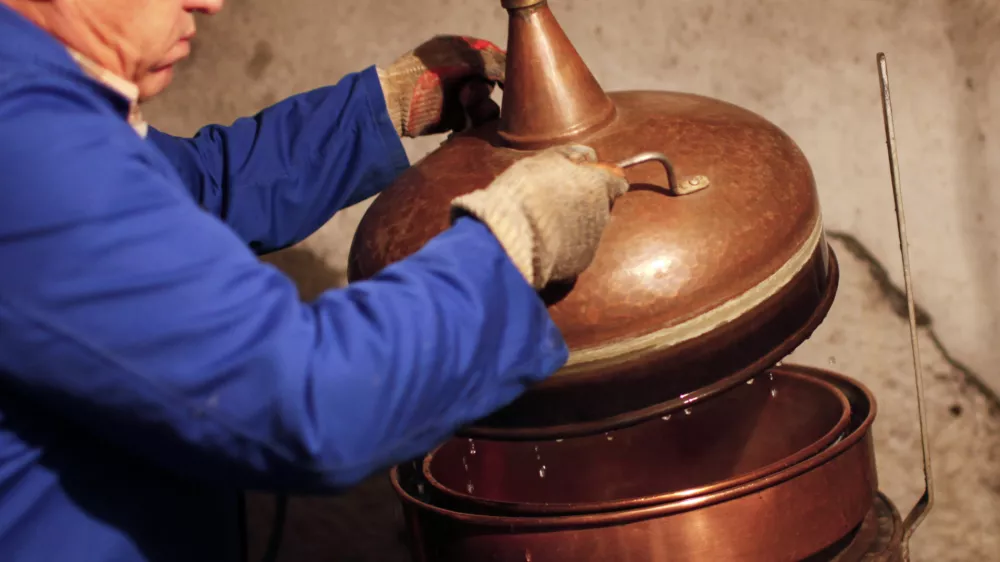 Alojz Urbanija, Vače pri Litiji  - žganjekuha - kuhanje žganja - pridobivanje alkoholnih pijač z destilacijo alkoholno prevretih rastlinskih pridelkov, žganje ///FOTO: Luka Cjuha OPOMBA: ZA OBJAVO V PRILOGI – DNEVNIKOV OBJEKTIV - REPORTAŽA 2011