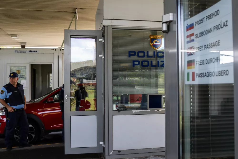 - mejni prehod Sečovlje - slovensko-hrvaška meja- policija izvaja selektivni nadzor za vse, ki vstapojo iz Hrvaške. - 2110.2023 – ponovni začasni nadzor na mejnih prehodih - uvedba deset dnevnega nadzora na mejah s Hrvaško in Madžarsko - 12 kontrolnih točk na hrvaški in dve na madžarski meji - //FOTO: Bojan Velikonja