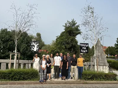 Podpisniki so ob posušenih drevesih pojasnili ključne štiri zahteve. Foto: Tamara Čalošević