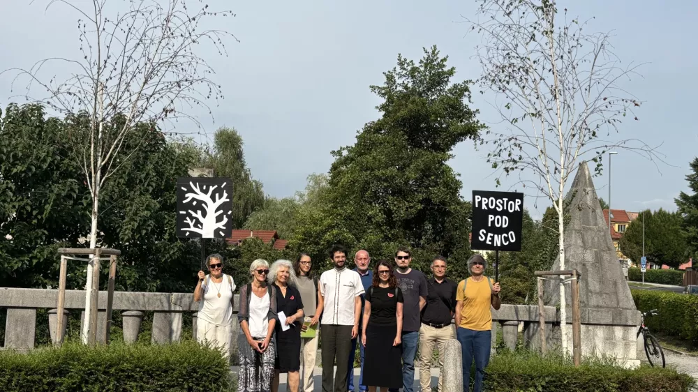 Podpisniki so ob posušenih drevesih pojasnili ključne štiri zahteve. Foto: Tamara Čalošević