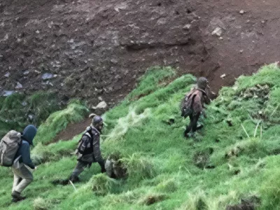 Tom Phillips in otroci, ki so izginili za štiri leta v divjino, zajem zaslona avgust 2025