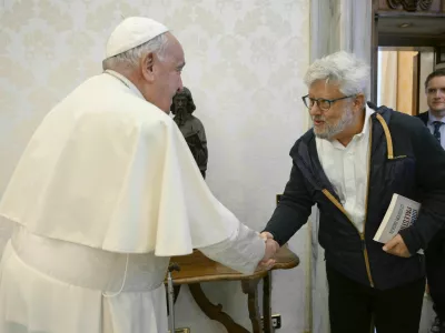 **NO LIBRI** Italy, Rome, Vatican, 2024/10/17.Pope Francis receives in private audience Mrs. Ehud Olmert, former Prime Minister of Israel; Nasser Al-Kidwa, former Foreign Minister of Palestine; Gershon Baskin, and Samer Sinijlawi at the Vatican. Photograph by VATICAN MEDIA / Catholic Press Photo (Photo by VATICAN MEDIA / ipa-agency.net/IPA/Sipa USA)No Use United Kingdom. No Use Italy.