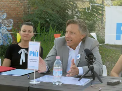 ﻿Izola, pod dimnikom nekdanjega Delamarisa.Novinarska konferenca kandidata za zupana Evgenija Komljanca in gibanja Ponosni na Izolo, na kateri so med drugim predstavili priprave na lokalne volitve.Kandidat za zupana Evgenij Komljanec.