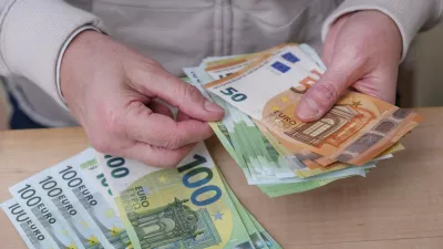 Frau zählt Euro Scheine *** Woman counts euro notes Nordrhein-Westfalen Deutschland, Germany GMS18624,Image: 971995176, License: Rights-managed, Restrictions: imago is entitled to issue a simple usage license at the time of provision. Personality and trademark rights as well as copyright laws regarding art-works shown must be observed. Commercial use at your own risk., Model Release: no