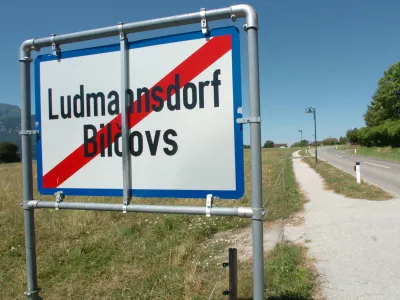 dvojezična tabla - Ludmannsdorf- dvojezično krajevno označevanje - - krajevne table razdelile slovensko manjšino -- Avstrijski parlament je zavrnil ustavni zakon o dvojezični topografiji na Koroškem , //FOTO: Tomaž SkaleOPOMBA: ZA OBJAVO V ČASOPISU DNEVNIK