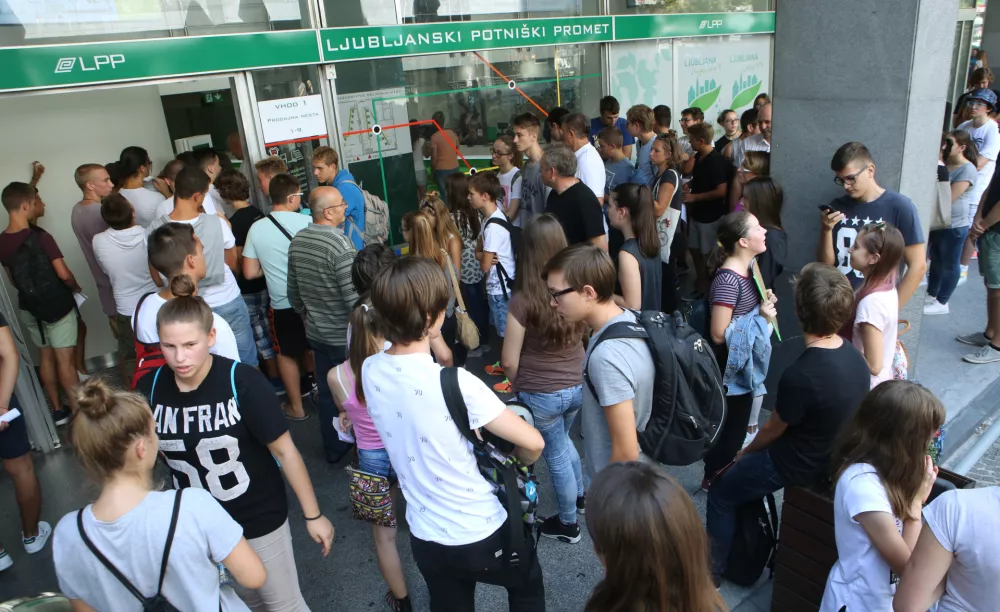 ﻿šolarji - dijaki - študenti čakajo na šolske terminske kartice Urbana - mesečna vozovnica za šolarje - - 29.08.2016 - Potniška blagajna Ljubljanski potniški promet (LPP) - ploščad Bavarski dvor, Slovenska cesta 56, polnitev, prodaja terminskih kartic in vrednostnih kartic Urbana//FOTO: Tomaž Skale