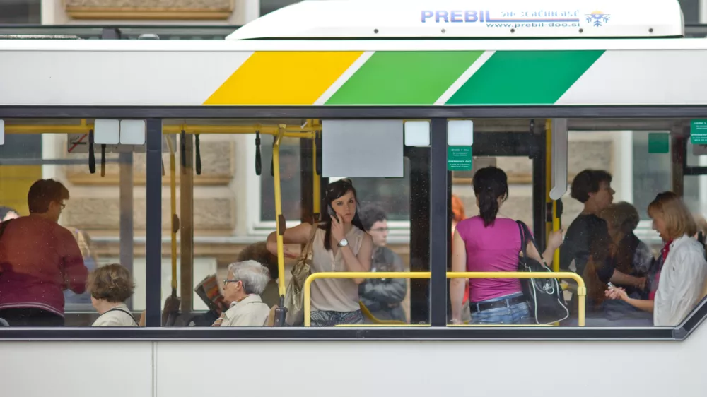 ﻿﻿- LPP - Ljubljanski potniški promet - komunikacija,ljudje,potniki,avtobusi mestnega potniškega prometa,MPP//FOTO: Tomaž ZajelšnikOPOMBA: ZA OBJAVO V PRILOGI - DNEVNIKOV OBJEKTIV - REPORTAŽA 2013    //FOTO: Tomaž Zajelšnik