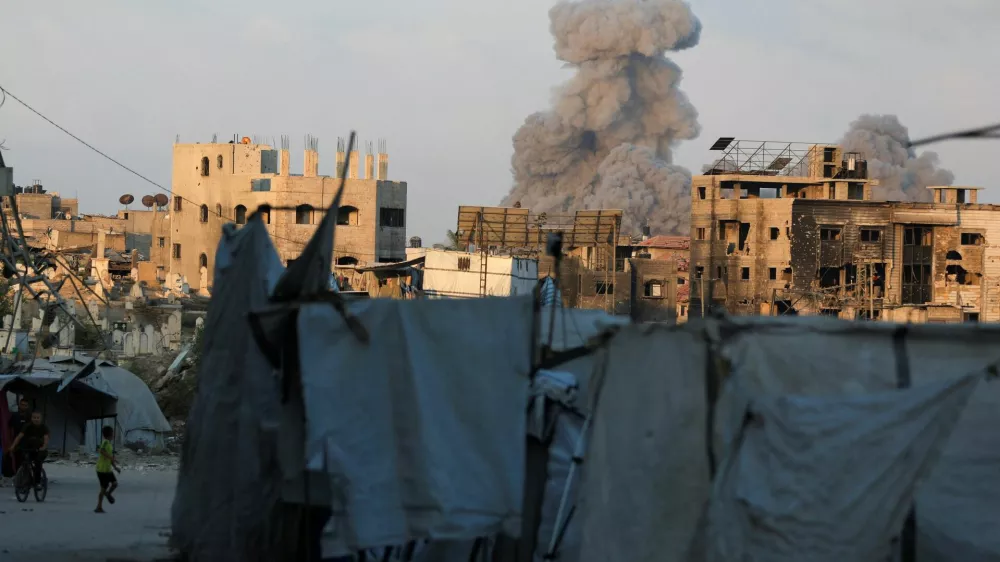 Smoke rises following an Israeli strike, in Gaza City, August 21, 2025. REUTERS/Dawoud Abu Alkas