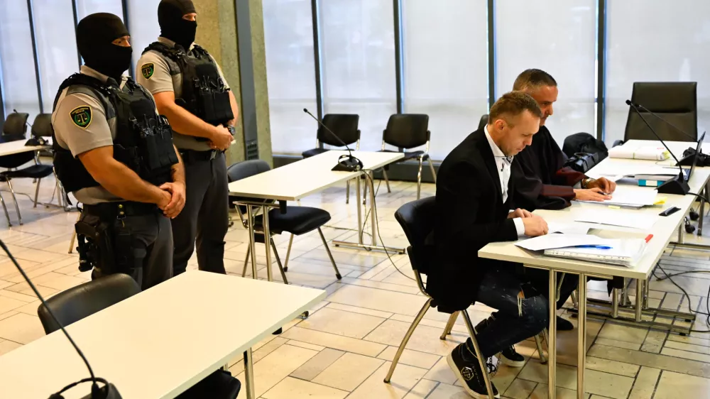 Cezar policistom očita, da so ga aretirali po navodilih iz Bosne