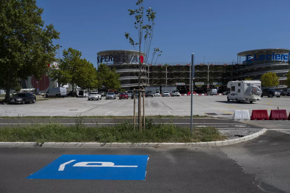 Številne voznike razburja ureditev turbokrožišča pri Supernovi na Rudniku