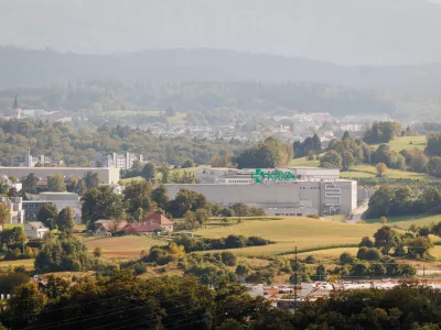 Novo mesto, Zidanica Marjana Kozine.Ministrica za kulturo Asta Vrecko je z zupanom Mestne Obcine Novo mesto Gregorjem Macedonijem podpisala pogodbo o financiranju projekta Kozinova zidanica.