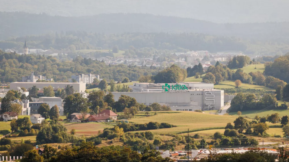 Novo mesto, Zidanica Marjana Kozine.Ministrica za kulturo Asta Vrecko je z zupanom Mestne Obcine Novo mesto Gregorjem Macedonijem podpisala pogodbo o financiranju projekta Kozinova zidanica.