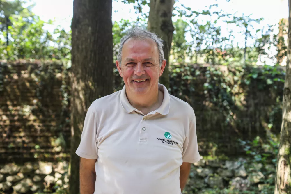  - Andrej Breznikar, vodja službebe za gojenje gozdov iz Zavoda za gozdove Slovenije, - 13.08.2025. - Vodeni ogled območja poseka dreves na Rožniku s predstavniki Zavoda za gozdove in občine Ljubljana. //FOTO: Bojan Velikonja