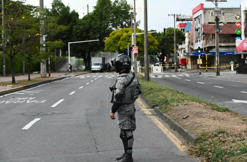 A soldier stands guard following the explosion of a cargo vehicle near an Aerospace Force base, in one of two attacks attributed to FARC dissident groups, that caused multiple casualties, according to authorities, in Cali, Colombia August 21, 2025. REUTERS/Oswaldo Paez