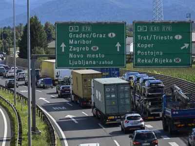 Gneča - simbolična fotografijaDARSavtocestacestazastojiprometrazcep Kozarjesmer Brezovicazastojgneča na cestah22.08.2025 - Gneča na avtocesti pri razcepu KozarjeFoto: Nik Erik Neubauer 