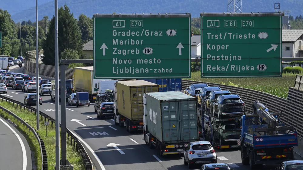 Gneča - simbolična fotografijaDARSavtocestacestazastojiprometrazcep Kozarjesmer Brezovicazastojgneča na cestah22.08.2025 - Gneča na avtocesti pri razcepu KozarjeFoto: Nik Erik Neubauer 